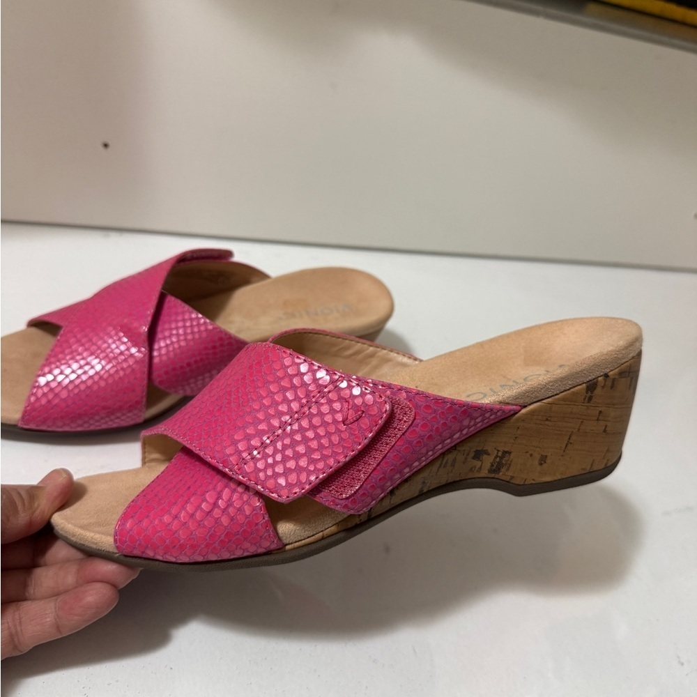 Vionic Women's Fuchsia Textured Mules in excellent conditions - Picture 9 of 16